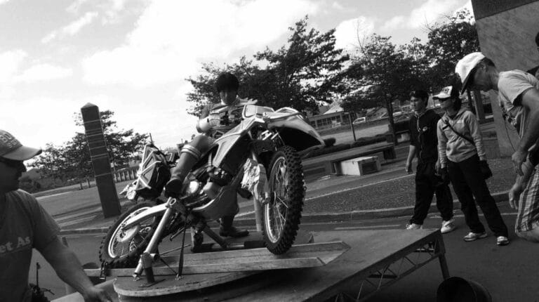 バイクを使用したスタントアクションの準備風景