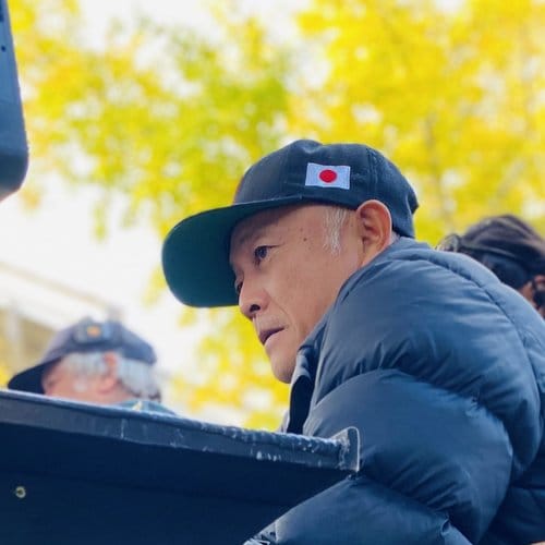 撮影現場でモニターを確認する野口彰宏